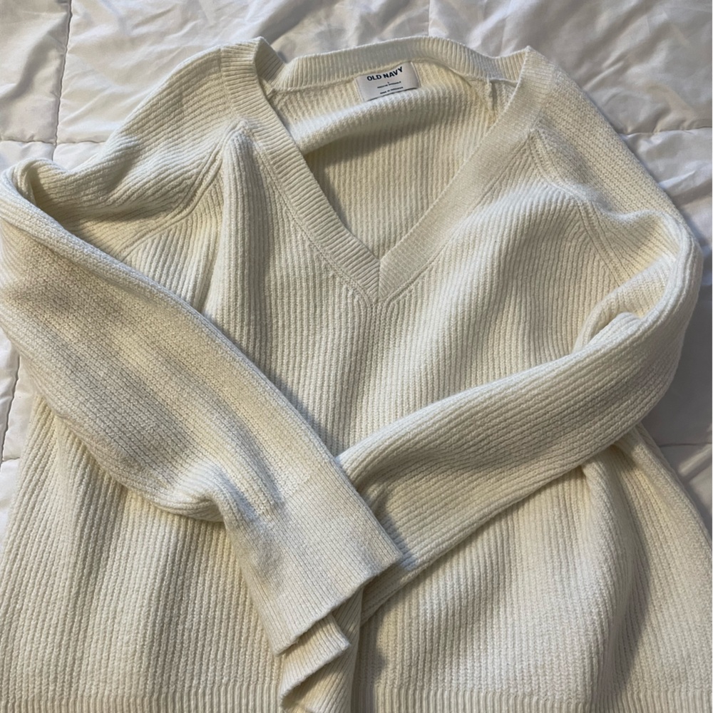 White old navy v neck sweater